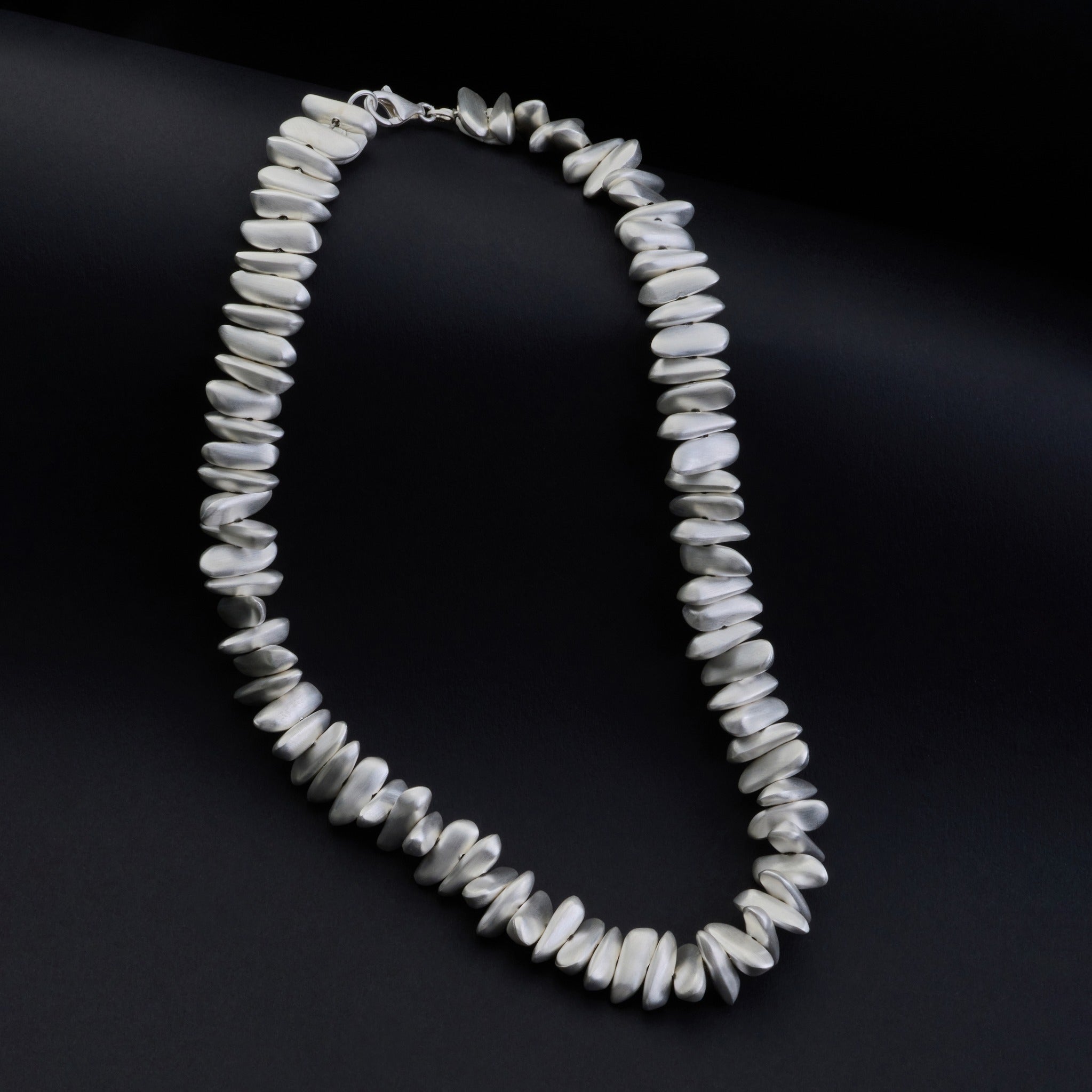 Oval Çakıl Taşı Kolye